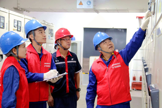 堅(jiān)守一線 守護(hù)光明