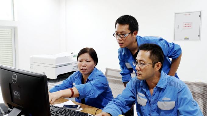 興義供電局相關(guān)部門克服任務(wù)重、工期緊、自然環(huán)境惡劣等難題，確保了110千伏花月變順利投運。