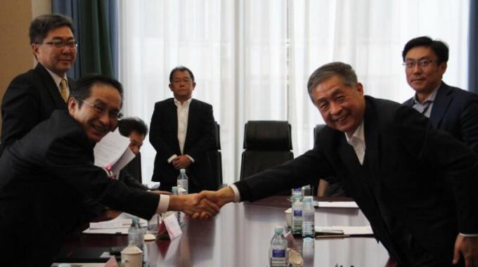 中日第三方市場的合作將采取怎樣的方式和措施？未來前景又將如何？正如總理所說，中日兩國在第三方不搞惡性競爭，發(fā)揮互補優(yōu)勢拓展合作空間，雙方應(yīng)共同努力在第三方市場取得三方共贏，中日雙方有非常廣闊的合作空間。先其他行業(yè)一步的光伏行業(yè)已經(jīng)給我們交出了一份很好的答卷。