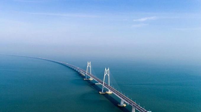 它的建成通車，使得香港到珠海、澳門的車程從原來的3小時(shí)縮短到了45分鐘，珠港澳地區(qū)終于也實(shí)現(xiàn)了“一小時(shí)生活圈”。