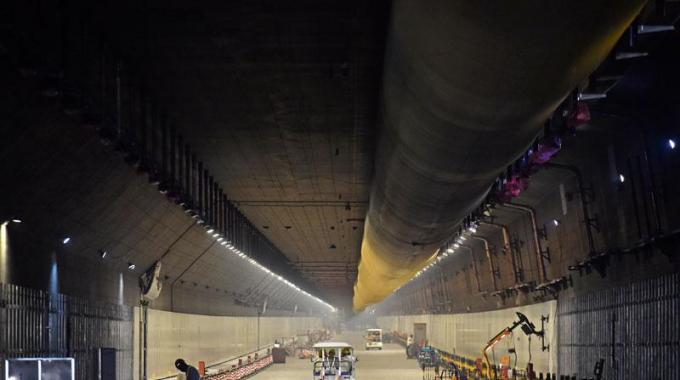  廣東電網(wǎng)公司承擔(dān)著對(duì)人工島及港珠澳大橋本體工程的供電任務(wù)，同時(shí)為粵港澳三地的綜合運(yùn)輸體系和高速路網(wǎng)提供電力保證。早在港珠澳大橋于2009年12月15日正式動(dòng)工以來，廣東電網(wǎng)公司珠海供電局便成立了港珠澳大橋供電專項(xiàng)服務(wù)小組，9年間一直跟隨建設(shè)進(jìn)度及時(shí)滿足各項(xiàng)用電需求。