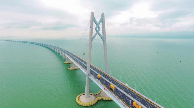 三地能源互補(bǔ) 協(xié)同發(fā)展,2017年，廣東GDP總量達(dá)8.99萬億元，但近80%都集中在珠三角地區(qū)。而在珠三角內(nèi)部，也存在著嚴(yán)重的發(fā)展不均衡。同為經(jīng)濟(jì)特區(qū)的深圳和珠海，分列珠江東岸和西岸，但經(jīng)濟(jì)、能源活躍度卻明顯是“東岸壓倒西岸”。