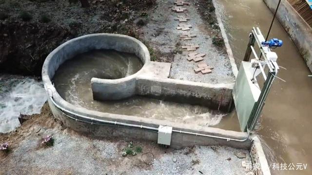 小型發(fā)電機(jī)，放到河里就有免費(fèi)的電，一天產(chǎn)的電夠60戶人家用