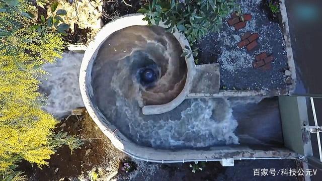 小型發(fā)電機(jī)，放到河里就有免費(fèi)的電，一天產(chǎn)的電夠60戶人家用